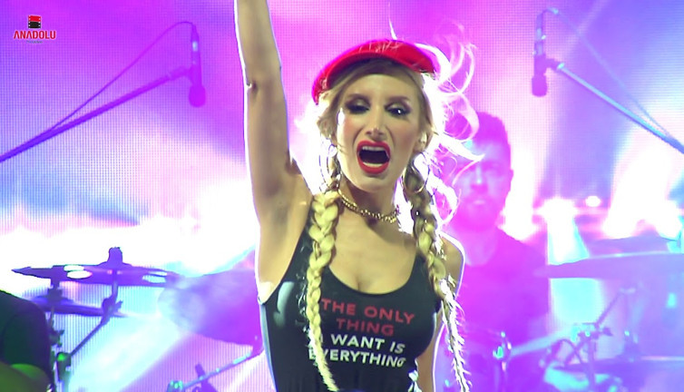 İrem Derici, konserinde çıkan kavgada, polis biber gazı kullandı