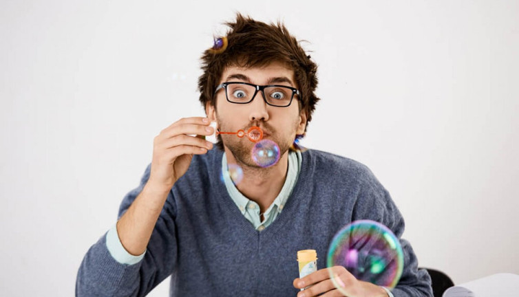 Yetişkin erkekler neden bazen çocuksu davranışlar sergiler?