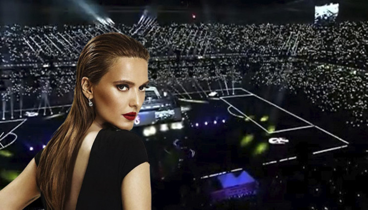 Demet Akalın, Trabzonspor taraftarlarını ''Kulüp'' şarkısıyla coşturdu