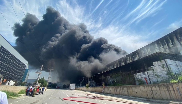 Bursa'da fabrika yangını. Karadumanlar gökyüzünü kapladı