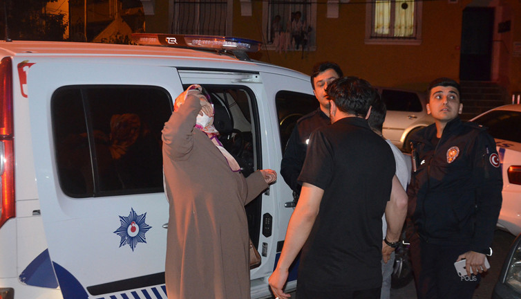 Avcılar’da korku dolu anlar! Ateşe verdi, apartman sokağa döküldü…