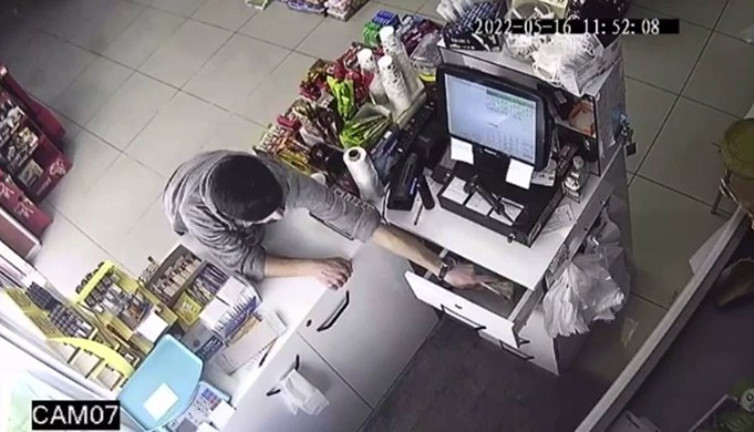 Markete gitti kasayı boşalttı