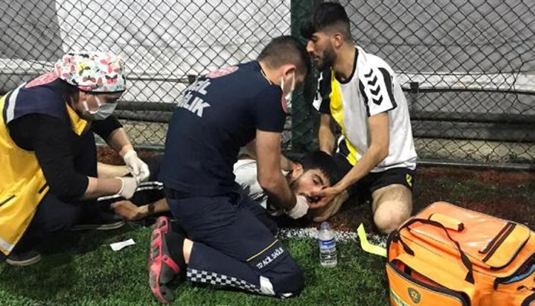 Halı sahada dili boğazına kaçan genci DEVA Partili başkan kurtardı