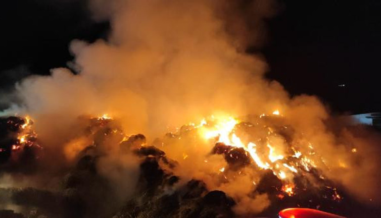 Tonlarca saman balyaları ve yem yandı