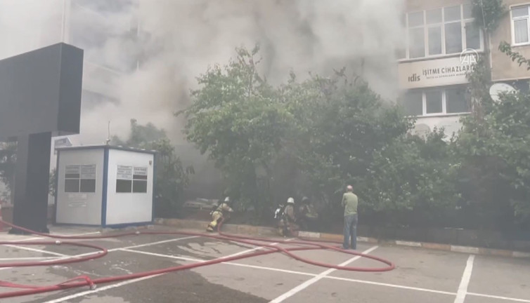 Ümraniye'de mobilya atölyesinde yangın