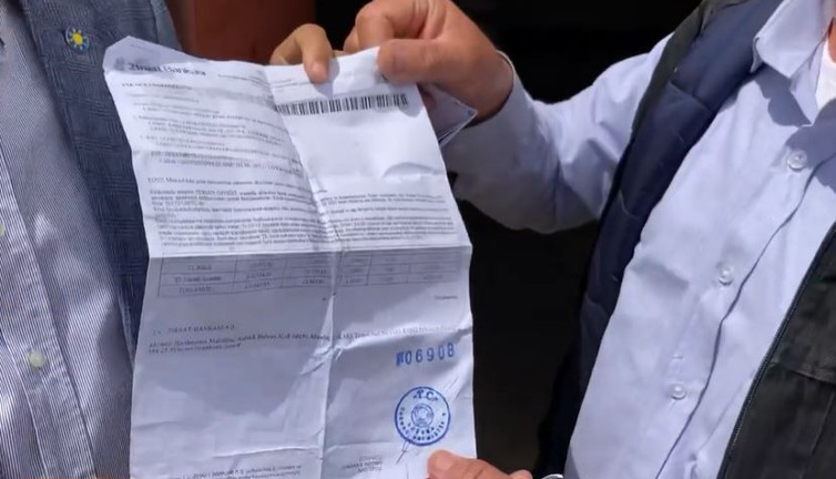 Haymanalı çiftçi İYİ Partili Fahrettin Yokuş'a icra belgelerini gösterdi “Vallahi dün karneyle ekmek aldım”