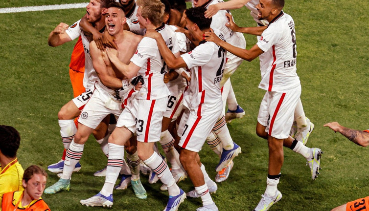 UEFA Avrupa Ligi şampiyonu Eintracht Frankfurt!