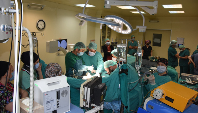 İlk defa canlıdan canlıya karaciğer nakli yapıldı