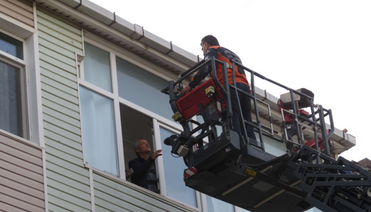 Dumanlar binayı kapladı! Korku dolu anlar…