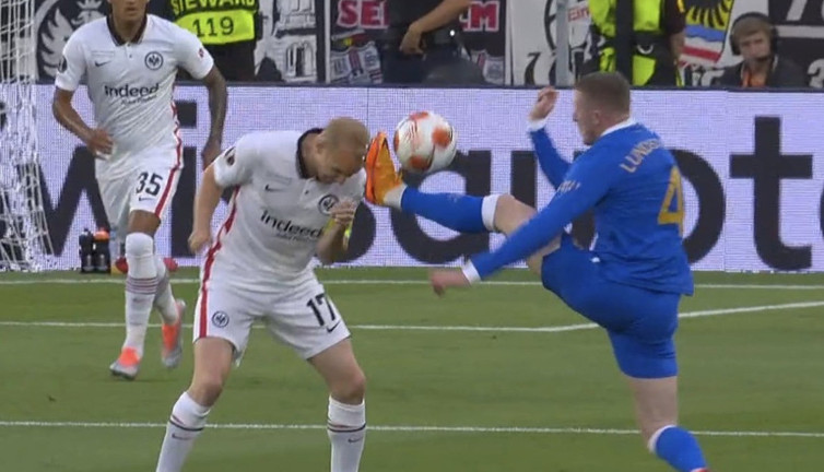 Eintracht Frankfurtlu Sebastian Rode bir anda kanlar içinde yerde kaldı! Yürekleri ağza getiren olay