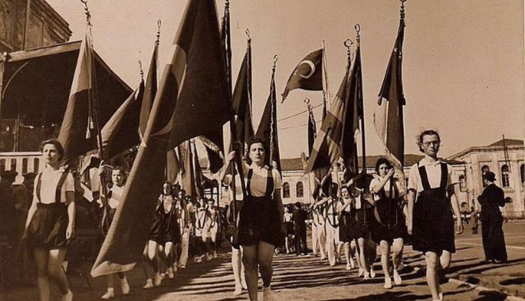 3 büyüklerin kutladığı ilk 19 Mayıs