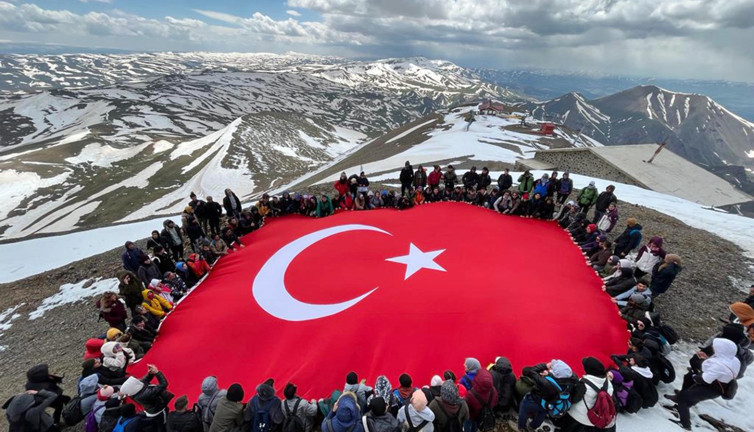 Palandöken'in karlı zirvesinde 19 Mayıs coşkusu