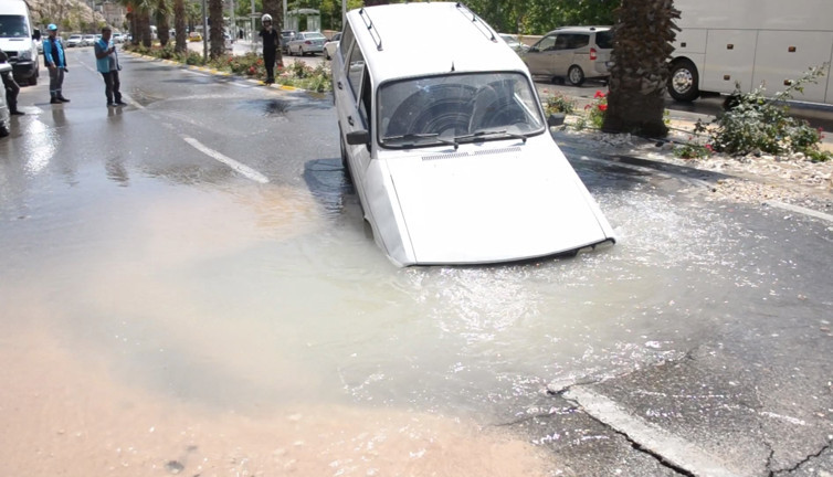 Şanlıurfa'da asfalt çöktü! Otomobil çukura düştü…