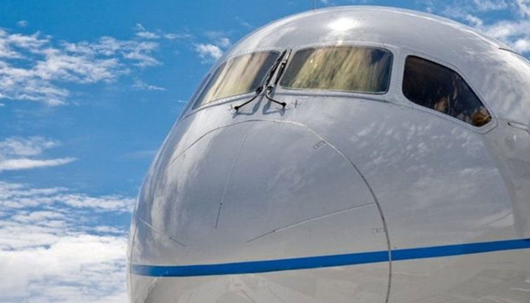 Uçuş görevlisi yardım etti: Yolcu kadın uçak tuvaletinde doğum yaptı