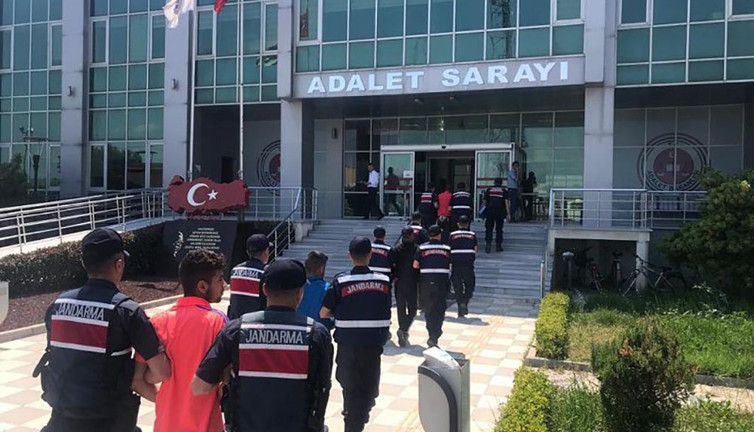 Balıkesir'de 10 hırsızlık şüphelisine tutuklama