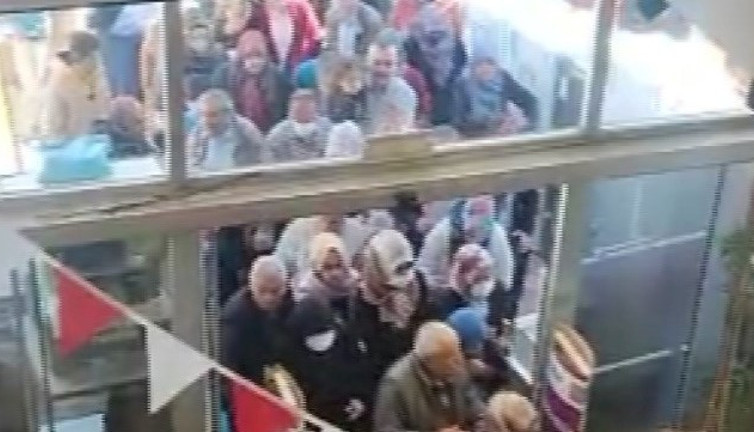 Mağazada indirim rezaleti. Koşa koşa girdiler