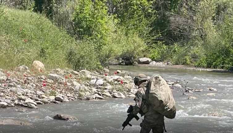 PKK'lı teröristlere ait çok sayıda silah ve mühimmat ele geçirildi