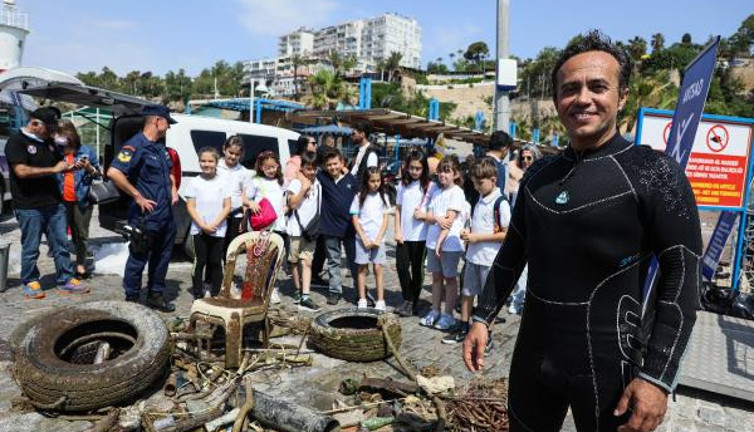 Dalgıçlar işte bunları denizden çıkardı. Soba borusu sandalye otomobil lastiği