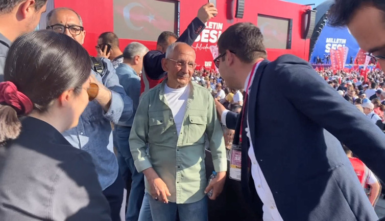 Miting alanındaki vatandaş Kılıçdaroğlu'na benzerliğiyle dikkat çekti