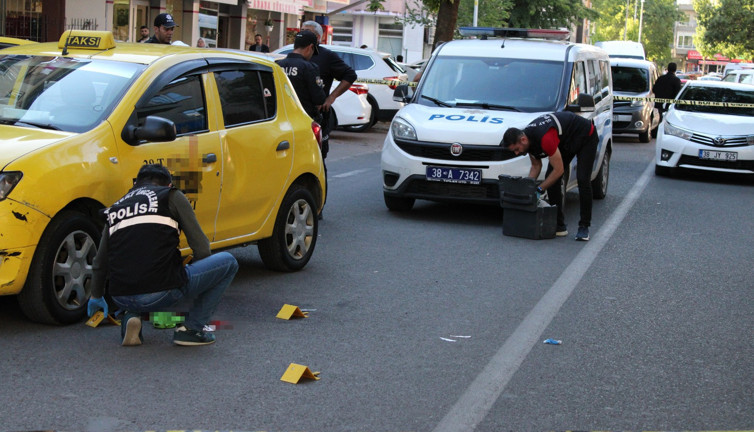 Taksinin önünü kesti, tabanca ile şoförü başından vurdu