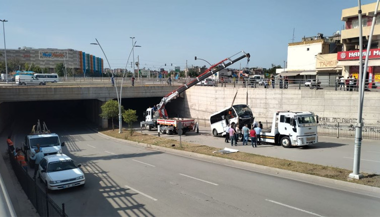 Yolcu minibüsü 5 metre yüksekten alt geçide uçtu