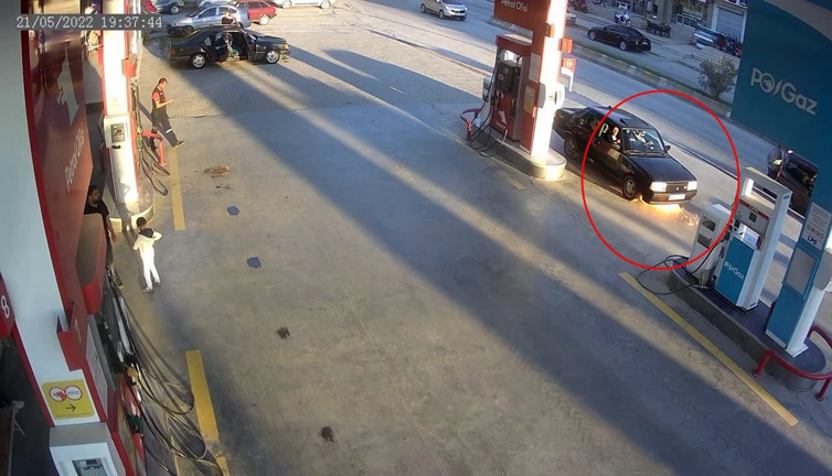 Az kalsın kıyameti yaşayacakları. Benzin istasyonunda yangın paniği kamerada