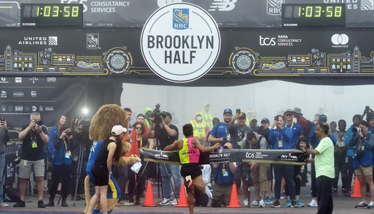 Bunaltıcı sıcakta yapılan maratondan sonra 1 koşucu öldü, 15 kişi hastanelik oldu