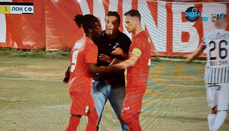 Kulüp başkanı sahaya girip penaltı atan oyuncuyu değiştirdi. Penaltı kaçtı takım küme düştü. Kulüp kapandı