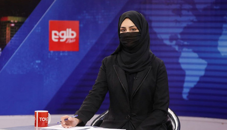 Afganistan’da kadın spikerler burkayla ekrana çıktı