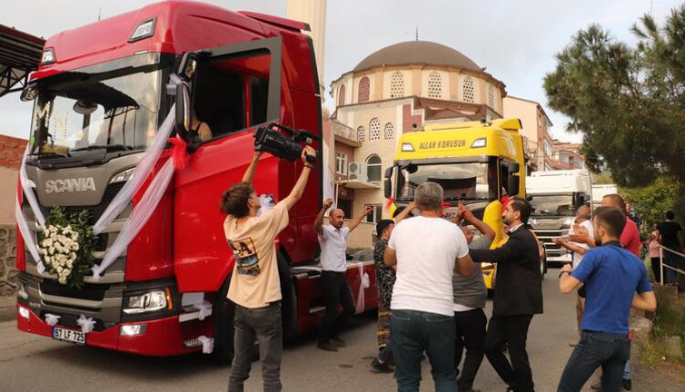 Düğün konvoyu TIR'lardan oluşunca ceza yağdı. Polis 8 Bin lira ceza kesti