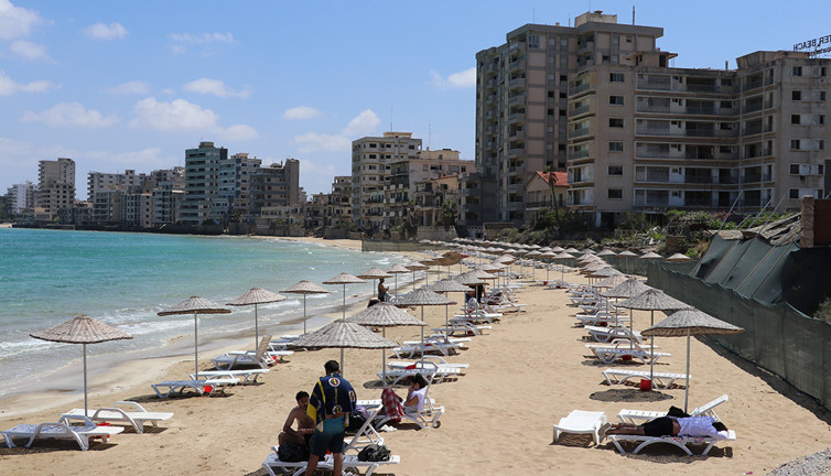 KKTC'de Maraş bölgesindeki plaj turizm mevsimi için hazır