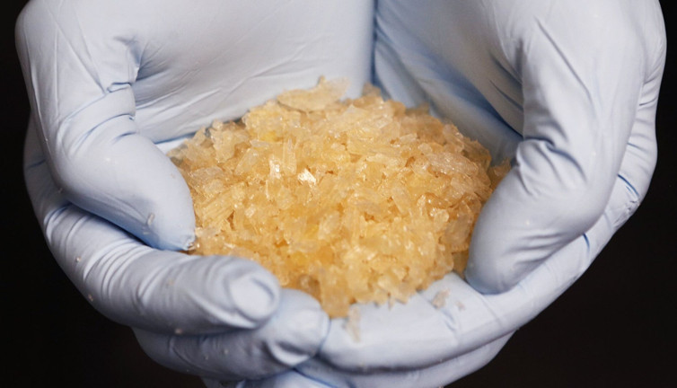 Elektrik süpürgesinin içine saklanmış yaklaşık 2 kilogram metamfetamin çıktı