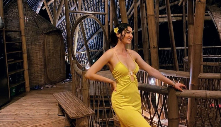 Burcu Özberk, ceketinin içine bikini giyip dışarı çıkınca yeni bir sokak tarzı yaratmış oldu