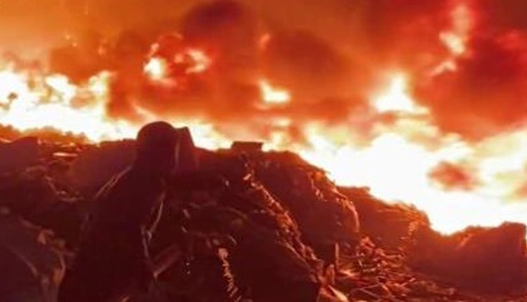 Palet deposu alevlere teslim