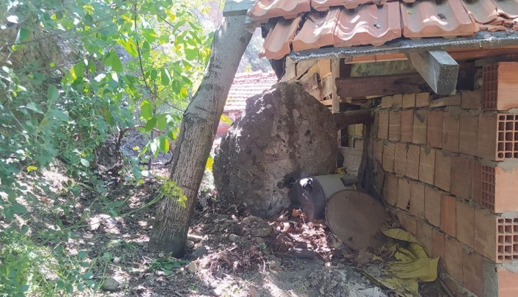 Dağdan kopan dev kayalar evi hedef aldı
