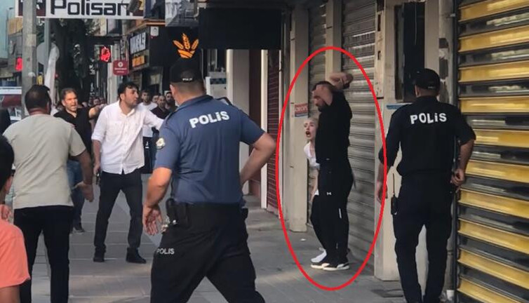 Teslim olmamak için kız arkadaşını rehin alıp kendi başına silah dayadı! Sonu hiç iyi olmadı...