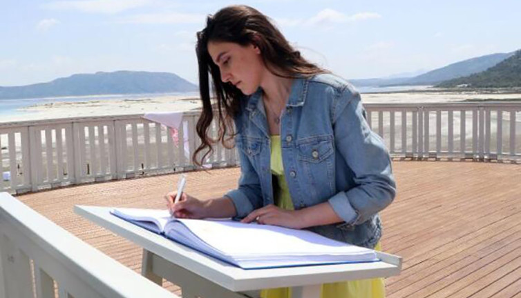 Yer: Salda Gölü! Kimi aşkını yazdı kimi temennisini…