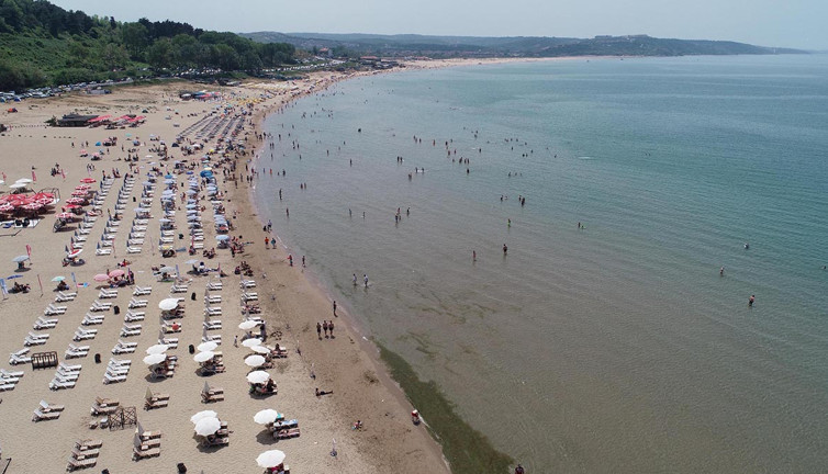 Sıcaklık 30 dereceyi aştı! İstanbullular plajlara akın etti…