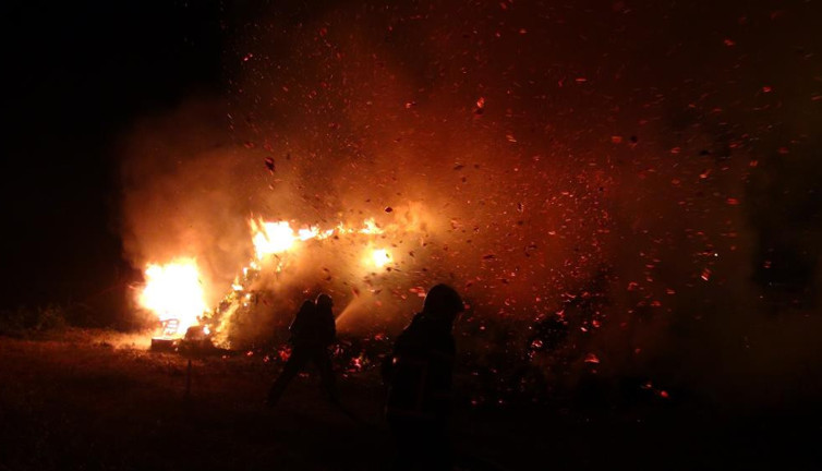 Gecenin karanlığını alevler aydınlattı