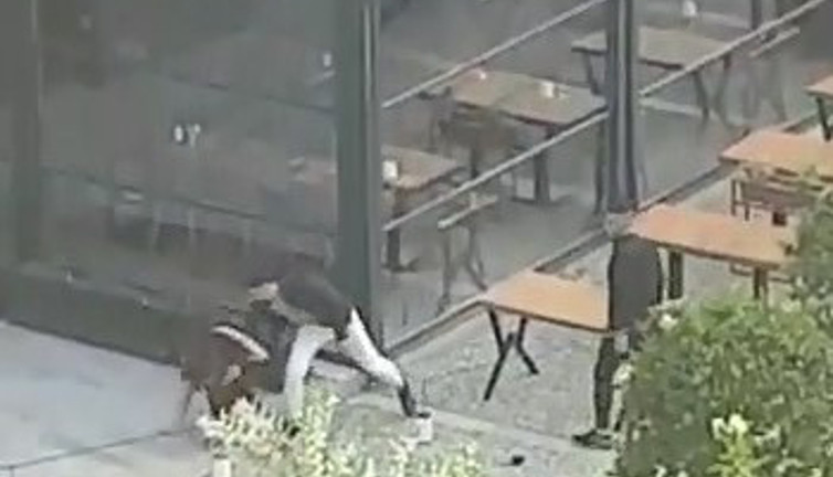 Önce eğlence sonra dayak. İçti içti kız arkadaşını dövdü