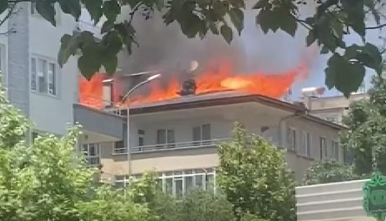 Çatı alev aldı. Bina sakinleri ecel terleri döktü