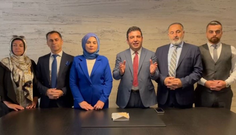 Mustafa Sarıgül'ün en yakınındaki isimlerden masaları tokatlatacak video. Kendisine iyi eğlenceler diliyoruz.