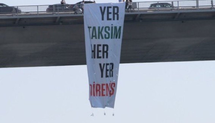 TİP’li 3 vekil köprüde gezi pankartı açtı. Pankartta, ‘Her yer Taksim her yer direniş’ yazıyordu