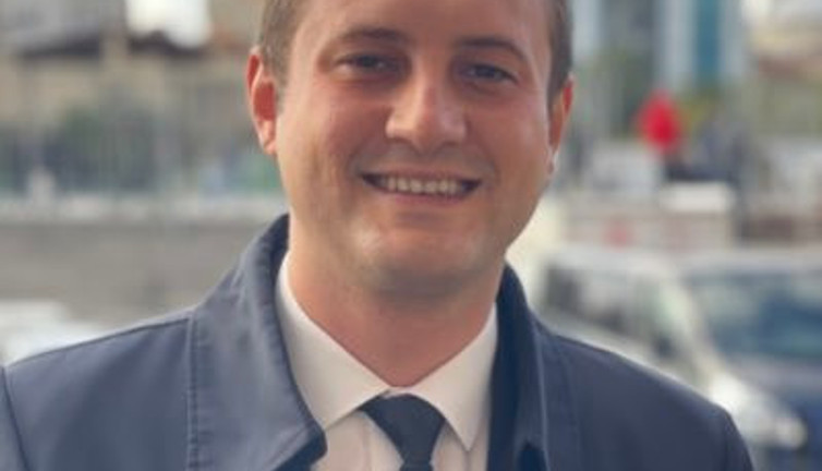 TRT muhabiri Bebek sahilindekilerin Türk olduğunu vurguladı. Esenyurt'taki tacizci Suriyeliye sadece şüpheli dedi. Sosyal medyadan tepki yağdı