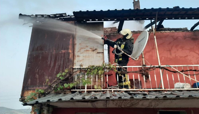 Karısı ve çocukları uyurken evini kolonya döküp yaktı. 1 kişi öldü 3 kişi yandı