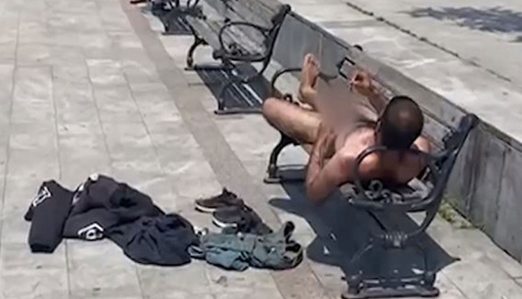 Sahi çırılçıplak güneşlenen bu Adem Baba'ya ne oldu? Bebek Sahil'indeki ikinci rezillik