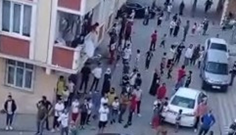 Bir türlü bitmek bilmedi. Gündüz başladılar akşama kadar kavga ettiler