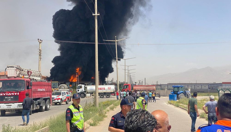 Niğde'de yağ fabrikasında yangın. Karadumanlar gökyüzünü kapladı