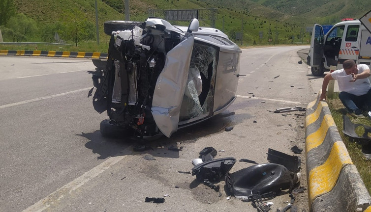 Otomobille kamyonet çarpıştı: 13 yaralı