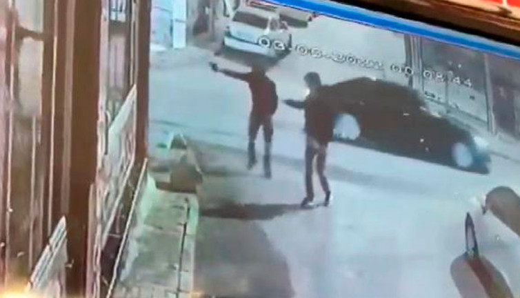 Esenler'de dönerciyi kurşunladılar